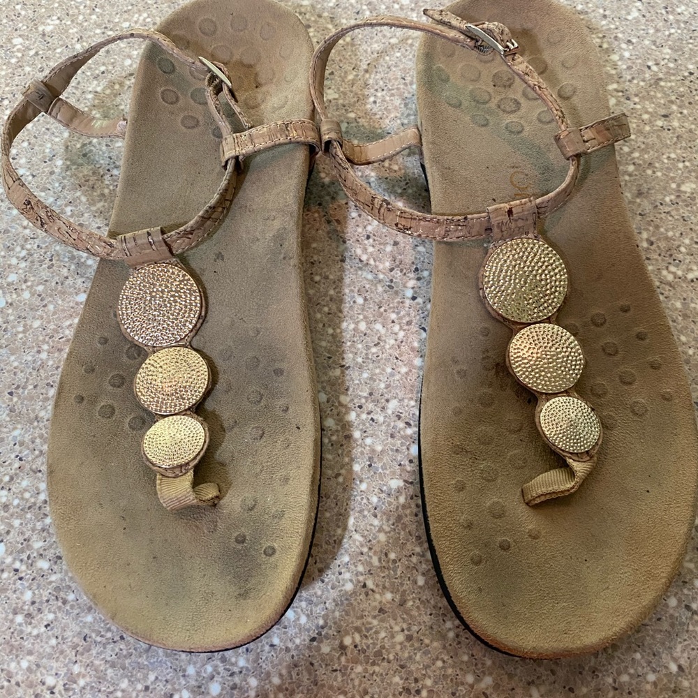 Vionic women’s sandals in Miami, size 9